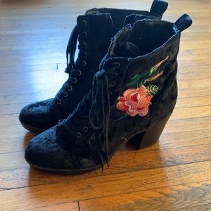 VELVET EMBROIDERED BOOTS